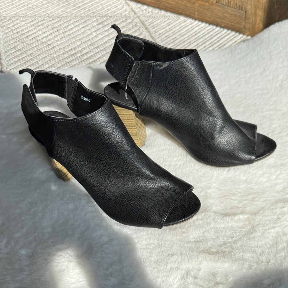 GAP Black Peep-Toe Heels with Tan Accents